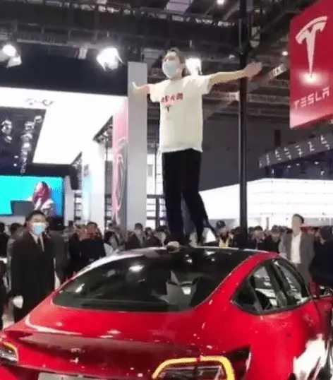 网友爆料特斯拉加塞视频,网友曝光现场视频